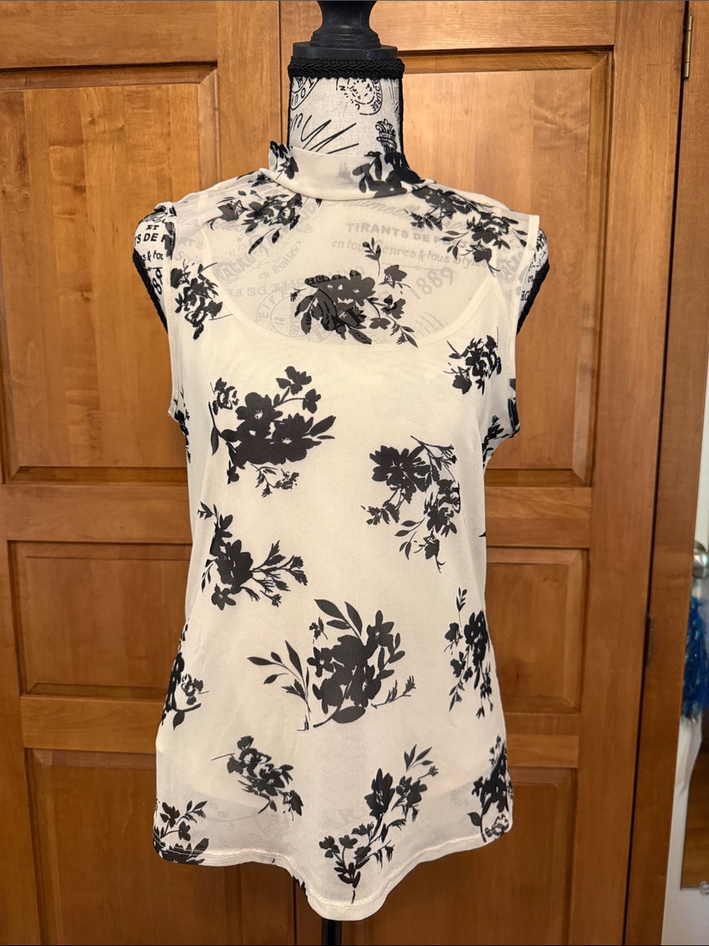 VINCE CAMUTO Ivory Sleeveless Floral Blouse with Black Print